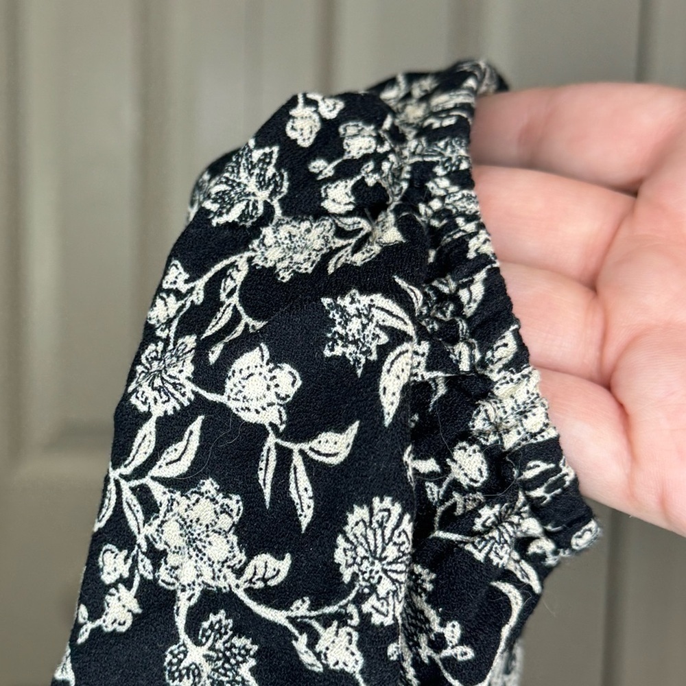 Old Navy Black and Cream Floral Blouse - Picture 4 of 4